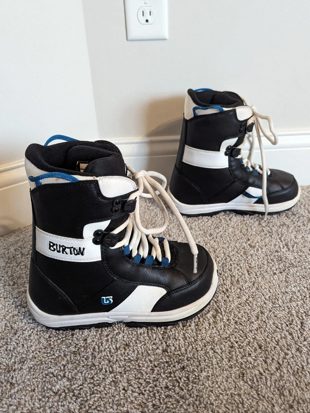 Burton Grom Lace Youth Snowboarding Boots sz 5